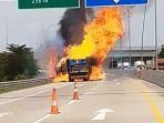 Truk-yang-membawa-bahan-kimia-terbakar-di-tol-Pemalang.jpg