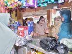 Umi-Azizah-membeli-susu-bubuk.jpg