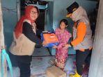 Umi-Azizah-menyerahkan-bantuan-ke-warga-korban-banjir.jpg