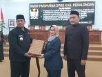 Wabup-Pekalongan-Riswadi-saat-menyerahkan-berkas-rancangan-kebijakan-umum.jpg