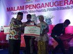 Wakil-Wali-Kota-Pekalongan-Salahudin-saat-menyerahkan-hadiah.jpg