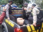 anggota-polres-karanganyar-saat-mengamankan-maling-tv-rusak-senin-122021.jpg
