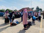 bu-832023-dan-diminati-untuk-mencium-kaki-orangtua-masing-mas.jpg