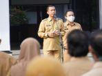 bupati-batang-wihaji-saat-memimpin-apel-asn.jpg