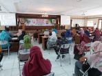 bupati-pekalongan-asip-kholbihi-saat-memberikan-penghargaan-kepada-tig.jpg