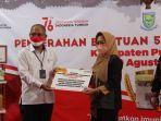 bupati-purbalingga-saat-menerima-bantuan-program-coorporate-social-re.jpg
