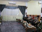 bupati-tegal-umi-azizah-saat-memimpin-video-conferensi-bersama-forkompimda-kepala-op.jpg