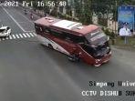 bus-langgar-lampu-merah-tabrak-pemotor-sukoharjo.jpg