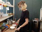 charlotte-peeters-saat-memasak-mie-ayam-di-warungnya.jpg