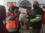 dedy-yon-berikan-bantuan-beras-warga-terdampak-ppkm.jpg