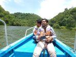 eorang-pengunjung-swafoto-di-ujung-depan-perahu-wisata-di-loka.jpg