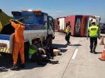 evakuasi-kecelakaan-bus-sudiro-tungga-jaya-kecelakaan-bus-tol-pemalang-kecelakaan-tol-1.jpg