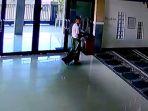 gotong-kotak-amal-masjid-terekam-cctv.jpg
