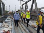 gubernur-jawa-tengah-ganjar-pranowo-saat-meninjau-pembangunan-jembatan-rembun.jpg