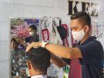 hary-wijaya-santosa-pemilik-kez-barbershop-kota-tegal-sedang-mencukur.jpg