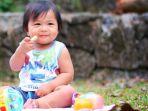 ilustrasi-bayi-sedang-menikmati-camilan_1.jpg