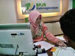 ilustrasi-karyawan-bpjs-ketenagakerjaan-makassar-melayani-para-customer.jpg