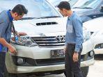 ilustrasi-konsumen-tengah-memilih-mobil-bekas-di-shoroom.jpg