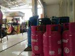 ilustrasi-tabung-bright-gas-warna-pink-dan-tabung-elpiji-warna-biru-kemasan-12-kg.jpg