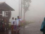 ilustrasi-warga-tetap-beraktivitas-di-tengah-cuaca-hujan.jpg