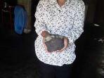 isteri-josua-hutagalung-33-penemu-batu-meteor.jpg