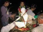 jenazah-seorang-perempuan-diikat-di-belakang-sepeda-motor.jpg