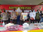 kapolda-jawa-tengah-irjen-pol-ahmad-luthfi-menunjukkan-barang-bukti-berupa-sabi.jpg