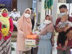 ketua-tim-penggerak-pkk-kendal-chacha-frederica-memberikan-bantuan.jpg
