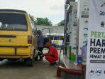 langit-biru-pertamina-petugas-spbu-isi-bbm-ke-kendaraan-konsumen.jpg
