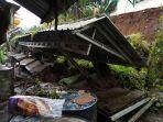 lapak-pedagang-di-pasar-paninggaran-yang-tertimpa-longsor.jpg