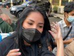 nindy-ayunda-ditemui-usai-menjalani-pemeriksaan.jpg