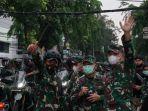 pangdam-jaya-mayjen-dudung-abdurachman-melambaikan-tangan-ke-arah-massa-pendemo.jpg