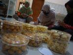 para-pelaku-tenaga-kerja-mandiri-sibuk-mempersiapkan-pesanan-kue-kering.jpg