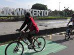 para-pesepeda-yang-sedang-melewati-jalur-sepeda.jpg