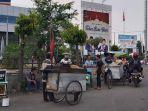 pedagang-kaki-lima-di-area-alun-alun-kota-tegal-tepatnya-di-sekitar-kantor-bank-bri-cabang-tegal.jpg