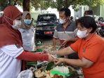 pedagang-kaki-lima-tengah-melayani-pembeli-di-halaman-kantor-satpol-pp-kudus-jumat-682021.jpg