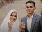 pedangdut-ikke-nurjannah-menikah-dan-suaminya-karlie-fu-menunjukkan-cincin-penikahan-mereka.jpg