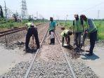 pekerjaan-perbaikan-jalur-rel-kereta-api.jpg