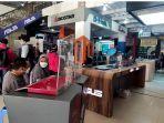 pembeli-laptop-saat-berada-di-pusat-pc-dan-komputer-tripio-purwokerto-sabtu-492021.jpg