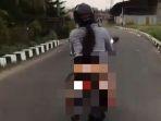pengendara-sepeda-motor-pamer-celana-dalam.jpg