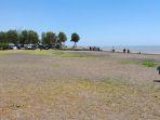 pengunjung-hendak-menikmati-suasana-pantai-cahaya.jpg