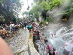 pengunjung-memadati-area-Pemandian-Air-Panas-Guci.jpg