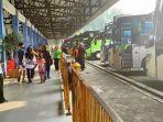 penumpang-memadati-terminal-tipe-a-pemalang-beberapa-melintasi-alat-sterilisasi.jpg
