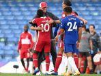 penyerang-liverpool-sadio-mane-memeluk-pelatih-juergen-klopp.jpg