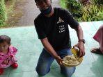 petani-desa-kemiri-kecamatan-sigaluh-menunjukkan-isi-durian-lokal-rabu-322021.jpg