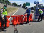 petugas-jasa-marga-dan-kepolisian-saat-melakukan-penutupan-di-exit-tol-semarang-abc.jpg