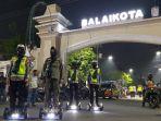 petugas-satpol-pp-dan-polwan-melakukan-pantauan-protokol-kesehatan-menggunakan-skuter-listrik.jpg