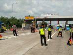 petugas-sisir-jalan-tikus-penyekatan-jalan.jpg