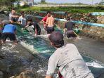 ramai-ramai-cuci-karpet-musala-di-sungai-1.jpg
