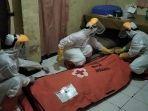 relawan-pmi-kabupaten-tegal-jemput-paisen-isoman-meninggal-dunia-jenazah-mayat.jpg